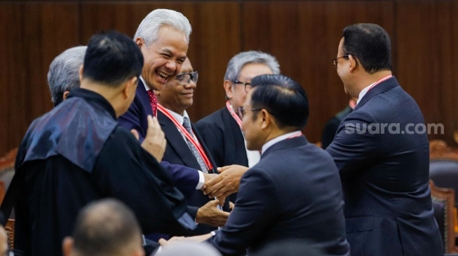 Pasangan Capres-Cawapres nomor urut satu, Anies Baswedan dan Muhaimin Iskandar (kanan) bersamalaman dengan Pasangan Capres-Cawapres nomor urut tiga, Ganjar Pranowo dan Mahfud MD (kiri) usai mengikuti sidang putusan Perselisihan Hasil Pemilu Umum (PHPU) di Gedung Mahkamah Konstitusi, Jakarta, Senin (22/4/2024).  (sumber: suara.com)