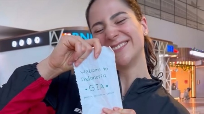 Giovanna Milana tiba di Indonesia disambut manajemen Jakarta Pertamina Enduro di Bandara Soekarno-Hatta. (sumber: suara.com)