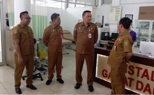 Edy Purwanto, Sekda Barsel (tengah) didampingi Deriktur RSUD Jarse Buntok, dr. Norman Wahyu (kiri) bersama para Asisten saat mngunjungi dan melihat-lihat kondisi ruangam IGD RSUD Jarse, Selasa (16/4/2024). Foto. Alifansyah/1tulah.com
