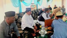 Ketua DPRD Kalteng, Wiyatno (dua dari kiri) ketika menghadiri acara haul ke 13 Qubah Basarang Habib Yahya Balghaist Ba'Alawiy, Minggu (14/4/2024).Foto:Istimewa