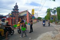 Tim Macan Barut Polres Barito Utara saat membagikan takjil di depan Kantor Mapolres, Senin (01/04/2024). Foto. Humas Polres Barut