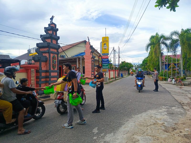 Tim Macan Barut Polres Barito Utara saat membagikan takjil di depan Kantor Mapolres, Senin (01/04/2024). Foto. Humas Polres Barut