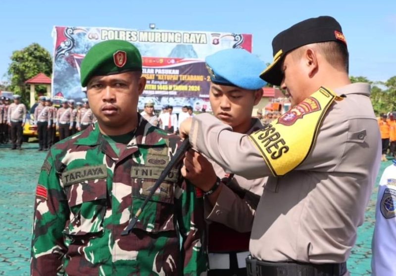 Kapolres Mura AKBP Irwansah memasang tanda pita tanda dimulai Ops ketupat Telabang 2024, Rabu (3/4/2024)
