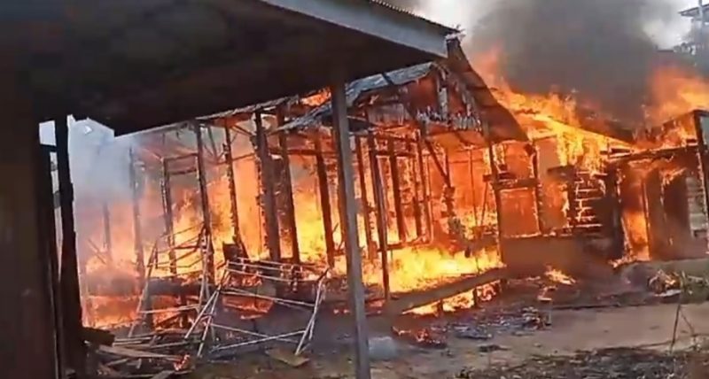 Tiga rumah warga di Murung Raya Ludes terbakar Senin (8/04/2024). (Foto :1tulah.com)
