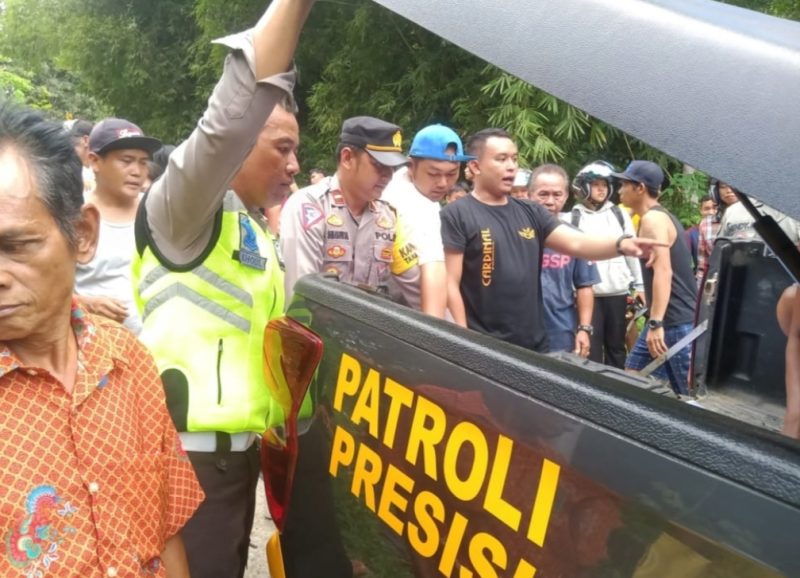 Korban laka tunggal  di Murung Raya saat dievakuasi polisi Senin (8/4/2024). Foto :1tulah.com)