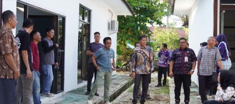 Pj. Bupati Barito Utara, Drs. Muhlis meninjau gedung Unit Kerja Kantor (UKK) Keimigrasian Barito Utara yang bertempat di Jalan Ahmad Yani Muara Teweh, Jumat (19/4/2024).Foto:Delia/1tulah.com