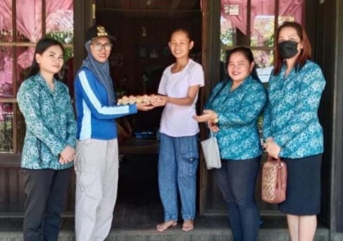 Camat Pematang Karau Setia Murni (Pakai Topi) menyalurkan telasting untuk 15 balita beresiko stunting di wilayah Kecamatan Pematang Karau. Foto : 1tulah.com/zakirin