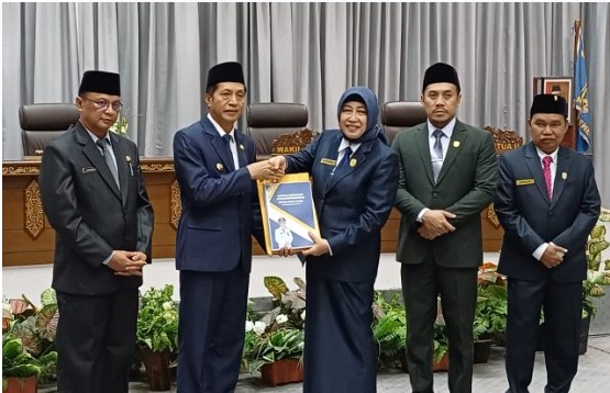 Pj.Bupati Barito Utara Drs.Muhlis bersama Ketua DPRD Hj.Mery Rukaini didampingi Wakil Ketua I dan Wakil Ketua II usai Laporan Keterangan Pertanggung Jawaban (LKPJ) Bupati Barito Utara Tahun Anggaran 2023 dalam Rapat Paripurna I di Ruang Rapat DPRD Kabupaten Barito Utara, Senin (1/4/2024).Foto:Delia/1tulah.com

