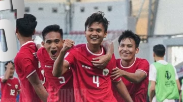 Bek Timnas Indonesia U-23, Komang Teguh melakukan selebrasi dengan rekan-rekannya setelah membobol gawang Australia U-23 dalam matchday kedua Grup A Piala Asia U-23 2024, Kamis (18/4/2024) malam WIB. (sumber: suara.com)