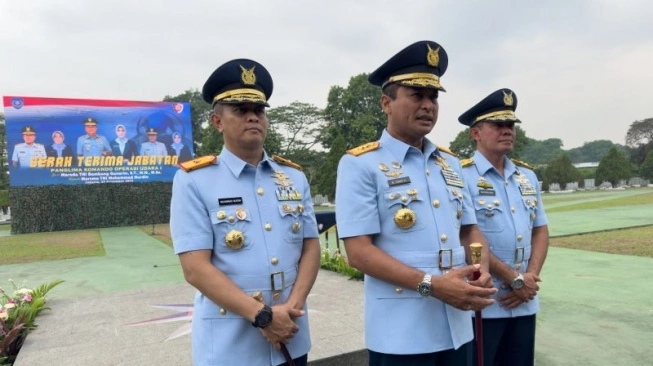 Dokumentasi-Panglima Komando Operasi Udara Nasional (Pangkoopsudnas) Marsdya TNI Mohamad Tonny Harjono (tengah), bersama Panglima Komando Operasi Udara I (Pangkoopsud I) Marsma TNI Mohammad Nurdin (kiri), serta mantan Pangkoopsud I Marsda TNI Bambang Gunarto (kanan) usai menghadiri upacara serah terima jabatan (sertijab), di Makoops Udara I, Jakarta, Senin, (27/11/2023). (sumber: suara.com)