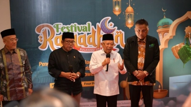 Wapres Ma'ruf Amin memberikan keterangan pers di Kota Manado, Sulut, Kamis (4/4/2024) didampingi Gubernur Sulut Olly Dondokambey (kanan), Plt. Direktur Eksekutif KNEKS Taufik Hidayat (kiri), dan Staf Khusus Wapres Bidang Komunikasi dan Informasi Masduki Baidlowi.  (sumber: suara.com)