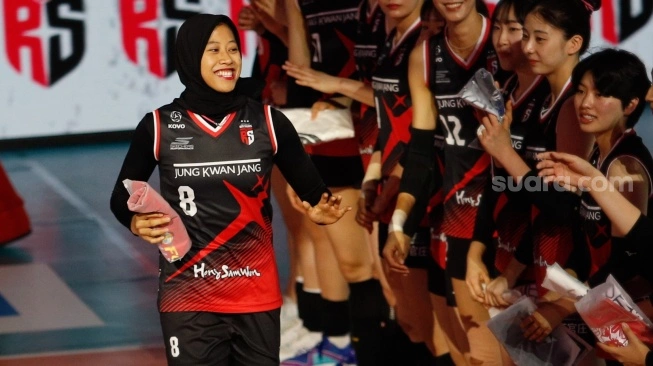 Pemain Voli Red Sparks, Megawati Hangestri Pertiwi saat datang dalam pertandingan Fun Volleyball 2024 di Indonesia Arena, Jakarta, Sabtu (20/4/2024). (sumber: suara.com)