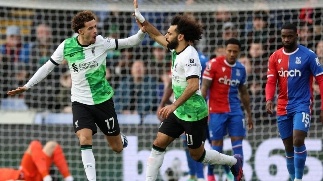 Penyerang sayap Liverpool, Mohamed Salah (tengah) merayakan gol ke gawang Crystal Palace pada laga Liga Inggris di Selhurst Park, London, Sabtu (9/12) malam WIB. (sumber: suara.com)