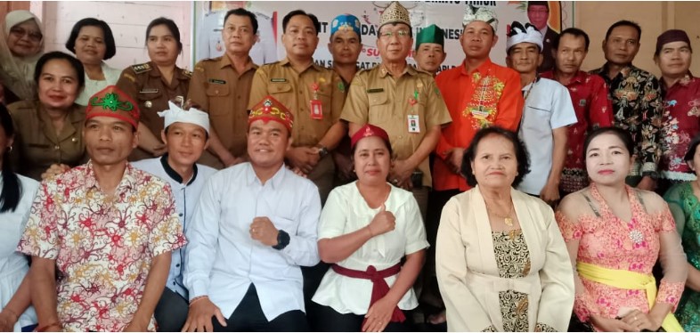 Foto bersama saat Safari Nyepi Tahun Baru Caka 1946/2024 Masehi bersama dengan Majelis Daerah Agama Hindu Kaharingan di Balai Hante Tamiang Layang, Kecamatan Dusun Timur (Dustim). Foto: 1tulah.com/zakirin