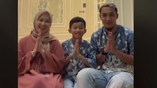 Mantan bek Timnas Indonesia, Gunawan Dwi Cahyo dan Okie Agustina tetap merayakan momen Lebaran bersama keluarga, termasuk sang anak Miro Materazzi Gunawan (sumber: suara.com)