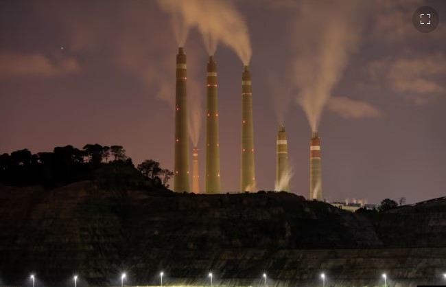 Asap dan uap mengepul dari PLTU milik Indonesia Power, di samping area Proyek PLTU Jawa 9 dan 10 di Suralaya, 11 Juli 2020. (Foto: Reuters)