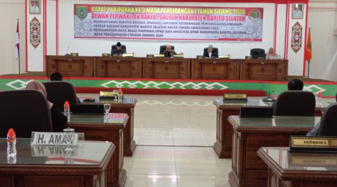 Rapat Paripurna ke-3 masa persidangan I tahun 2024, yang berlangsung di Gedung Graha Paripurna DPRD Barsel, Senin (29/4/2024). Foto. Alifansyah/1tulah.com
