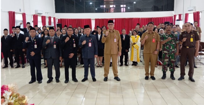 Pj. Bupati Barsel, H. Deddy Winarwan (tengah) didampingi Sekda, Edy Purwanto dan unsur Forkopimda saat berfoto bersama 45 orang Kepala sekolah usai dilantik, Selasa (2/4/2024). Foto. Alifansyah/1tulah.com

