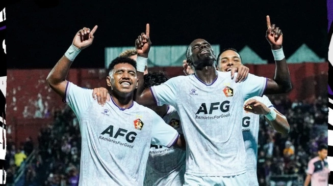 Para pemain Persik Kediri melakukan selebrasi gol ke gawang Persikabo 1973 dalam laga pekan ke-30 BRI Liga 1 2023-2024 di Stadion Brawijaya, Kediri, Kamis (28/3/2024) malam WIB.  (sumber: suara.com)