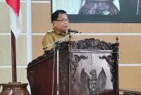 Pj Bupati Kapuas, Erlin Hardi saat menyampaikan jawaban pemerintah terkait 3 raperda peraturan daerah.Foto.Firman