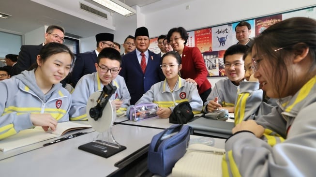 Prabowo Subianto saat meninjau program makan siang salah satu sekolah di China. (sumber: suara.com)