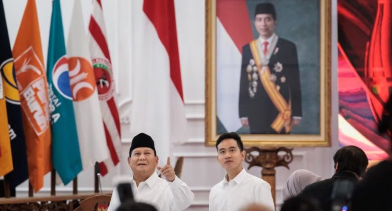 Presiden terpilih Indonesia Prabowo Subianto (kiri) dan Wakil Presiden terpilih Gibran Rakabuming Raka (kanan) di depan potret Presiden Indonesia Joko Widodo usai rapat pleno KPU di Jakarta, 24 April 2024. (Yasuyoshi CHIBA / AFP)