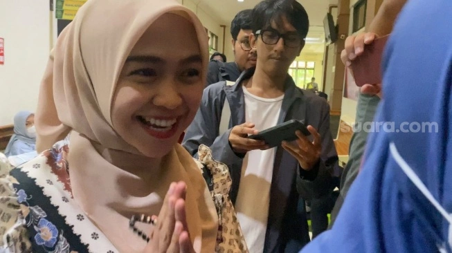 Ria Ricis saat menghadiri sidang cerai di Pengadilan Agama Jakarta Selatan, Senin (1/4/2024). (sumber: suara.com)