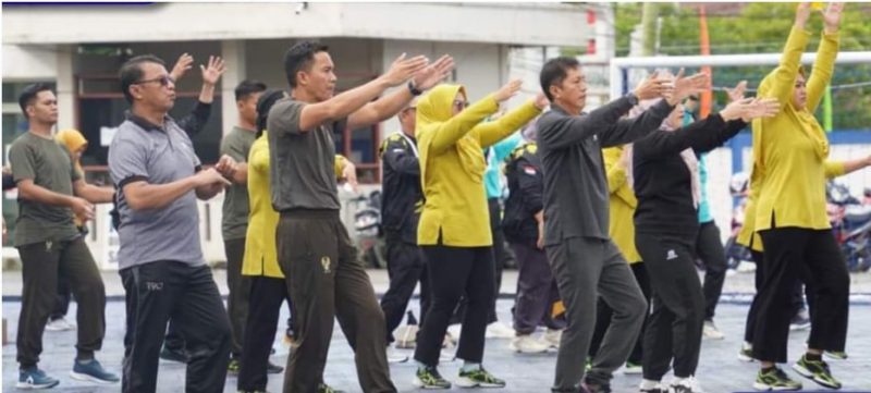 Jajaran Pemkab Barito Utara menggelar olahraga senam bersama di halaman kantor Bupati Barito Utara, Jumat (19/4/2024). Foto:Delia/1tulah.com