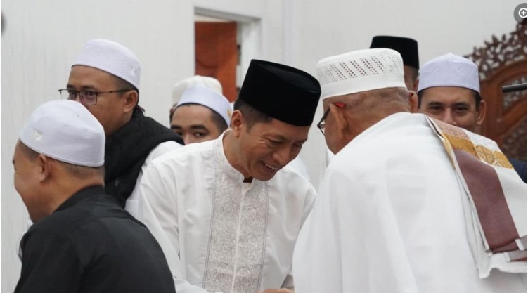 Pj. Bupati Barito Utara, Drs. Muhlis melaksanakan shalat Idul Fitri 1445H di Masjid Raya Shiratalmustaqim Muara Teweh, Rabu (10/4/2024). Foto:Delia/1tulah.com