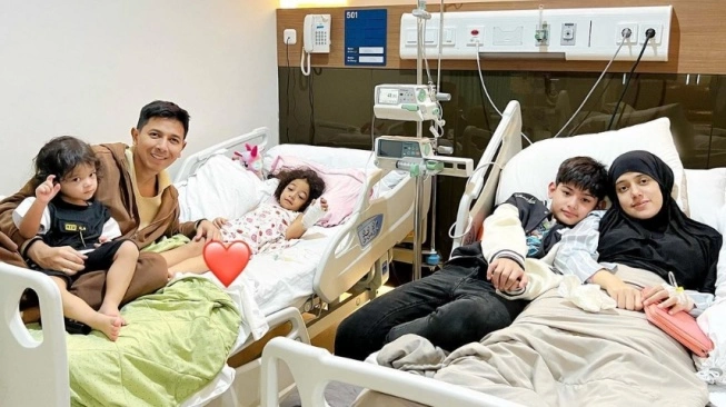 Keluarga Sonny Septian dan Fairuz A Rafiq rayakan lebaran di rumah sakit (sumber: suara.com)