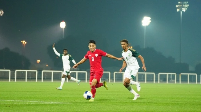 Pemain Timnas Indonesia U-23 Witan Sulaeman saat laga uji coba kontra Arab saudi dalam training camp (TC) di Dubai (sumber: suara.com)
