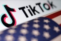 
Logo TikTok berdampingan dengan bendera AS dalam sebuah ilustrasi. (Foto: Reuters/Dado Ruvic)