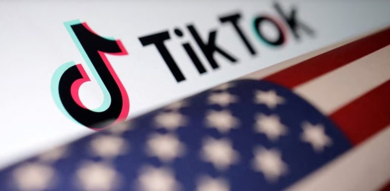 
Logo TikTok berdampingan dengan bendera AS dalam sebuah ilustrasi. (Foto: Reuters/Dado Ruvic)