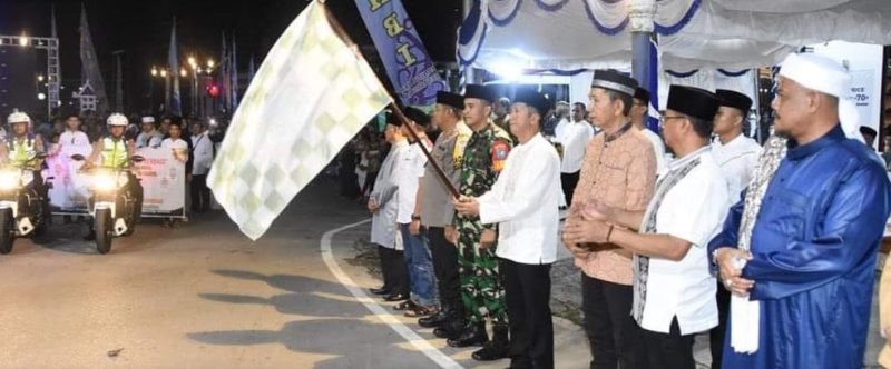 Pj. Bupati Barito Utara Drs. Muhlis melepas secara resmi peserta pawai takbir mobil hias dan jalan kaki di bundaran bupati Muara Teweh, Selasa (9/4/2024).Foto:Delia/1tulah.com

