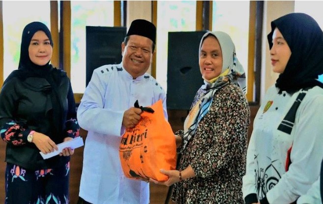 Pemberian tali asih oleh Sekwan, Pajarudinnoor kepada pegawai non ASN di ruang lingkup Sekretariat DPRD Kalteng. Foto:Istimewa