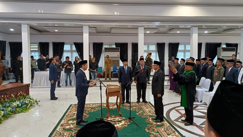 Pj Bupati Barito Utara Drs Muhlis saat mengambil sumpah jabatan Pj Sekda Barito Utara Drs Jufriansyah, Senin (01/04/2024).Foto.Deni/1tulah.com