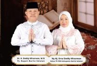 Pj Bupati Barito Selatan H. Deddy Winarwan dan istri. Foto.Alifansyah
