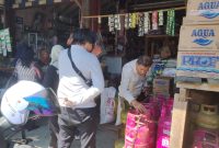 Disperindag dan Satpol PP saat mengunjungi kios-kios eceran melakukan sosialisasi penjualan elpiji bersubsidi 3 kg, Jumat (19/04/2024).Foto.Marwanti