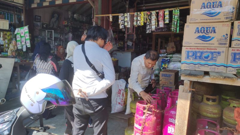 Disperindag dan Satpol PP saat mengunjungi kios-kios eceran melakukan sosialisasi penjualan elpiji bersubsidi 3 kg, Jumat (19/04/2024).Foto.Marwanti