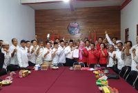 H Gogo Purman Jaya didampingi pendukungnya, saat mendaftar di kantor PDIP Barito Utara, Senin (29/04/2024).Foto.Delia/1tulah.com