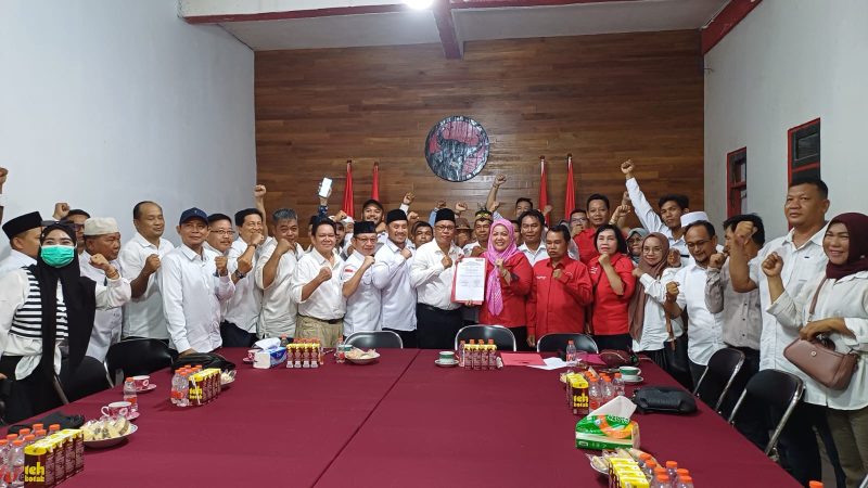 H Gogo Purman Jaya didampingi pendukungnya, saat mendaftar di kantor PDIP Barito Utara, Senin (29/04/2024).Foto.Delia/1tulah.com