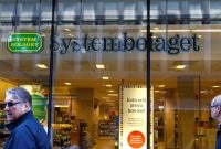 Warga berjalan melewati Systembolaget, sebuah toko minuman beralkohol milik pemerintah, di Stockholm, Swedia, pada 9 Mei 2017. (Foto: Reuters/Ints Kalnins)