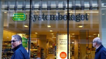 Warga berjalan melewati Systembolaget, sebuah toko minuman beralkohol milik pemerintah, di Stockholm, Swedia, pada 9 Mei 2017. (Foto: Reuters/Ints Kalnins)