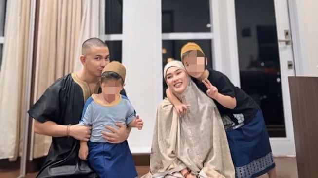 Stevie Angecya, Anggi Pratama, dan anak-anak (sumber: suara.com)