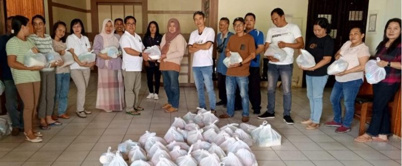 Kadis Pertanian Lurikto ( Baju Putih Berkacamata) saat memberikan bingkisan kepada pegawai lingkup dinas setempat. Foto : 1tulah.com/zakirin