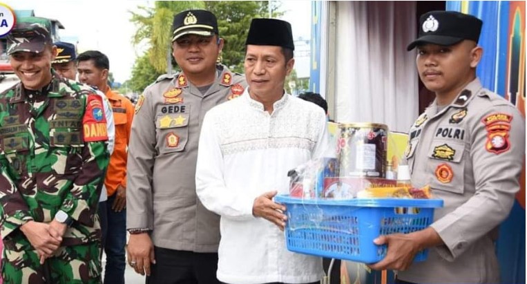 Pj.Bupati Barito Utara Drs.Muhlis meninjau kesiapan fasilitas dan personel pengamanan lebaran sekaligus memberikan bingkisan kepada petugas jaga pos, Selasa (9/4/2024). Foto:Delia/1tulah.com