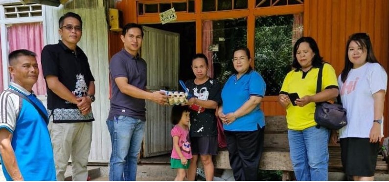Camat Awang menyalurkan telur bantuan Aperatur Sipil Negara untuk balita yang beresiko stunting di wilayah Kecamatan Awang. Foto : 1tulah.com/zakirin