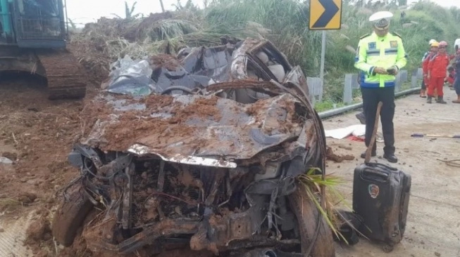 Penampakan Mobil Daihatsu Xenia bernomor polisi F 1523 IL tergerus longsor di Tol Bocimi  (sumber: suara.com)