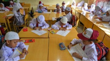Para murid sekolah dasar mengikuti hari pertama sekolah di Banda Aceh, Aceh, 17 Juli 2023. (Foto: Chaideer Mahyuddin/AFP