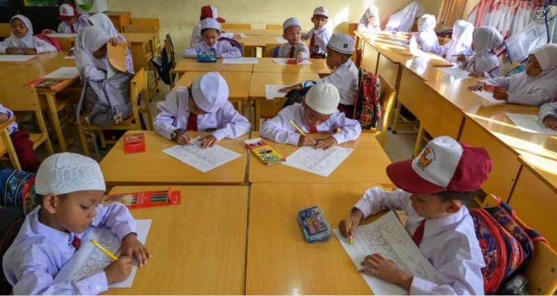 Para murid sekolah dasar mengikuti hari pertama sekolah di Banda Aceh, Aceh, 17 Juli 2023. (Foto: Chaideer Mahyuddin/AFP